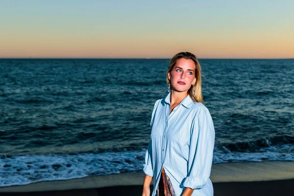 Porträts Einer Schönen Frau Mit Dem Ozean Hintergrund — Stockfoto