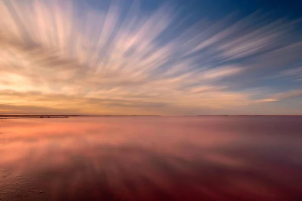 Вид Озеро Під Барвистим Небом Під Час Заходу Сонця — стокове фото