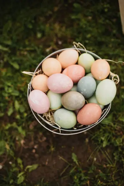 Uma Vista Superior Ovos Páscoa Coloridos Uma Cesta Chão Fundo — Fotografia de Stock