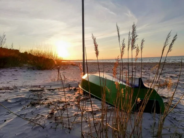 黄昏时分 沙滩上的风景 有一条平静的夕阳西下的小船 — 图库照片