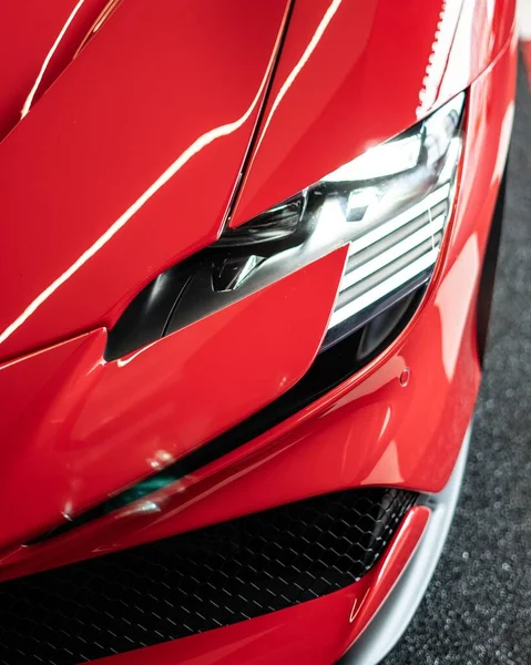 Pionowy Widok Góry Nowiutkiego Czerwonego Ferrari Sf90 Reflektor Stradale — Zdjęcie stockowe