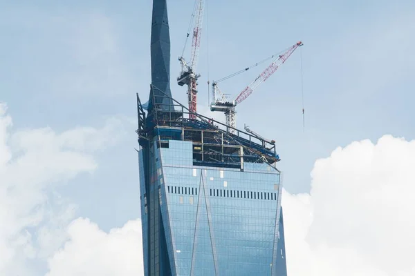 Una Vista Las Grúas Trabajando Rascacielos —  Fotos de Stock