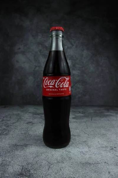 Eine Vertikale Aufnahme Einer Coca Cola Flasche Vor Modernem Dunklen — Stockfoto