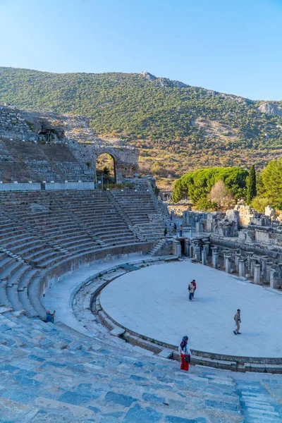 Efes Selcuk Türkiye Deki Odeon Amfitiyatrosunda Bazı Turistler — Stok fotoğraf