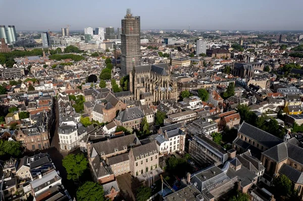 中世纪荷兰乌得勒支市中心的空中景观 教堂的教堂塔楼环绕着整个城市 — 图库照片
