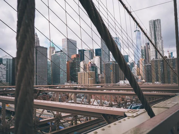 Brooklyn Köprüsü ve Manhattan 'daki modern binalar. New York, ABD