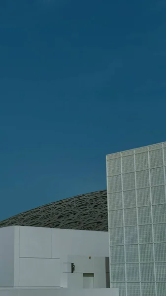 アブダビのルーブル美術館の外観の垂直ショット — ストック写真