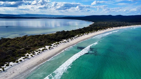 澳大利亚塔斯马尼亚一个有绿松石水的白色沙滩 — 图库照片
