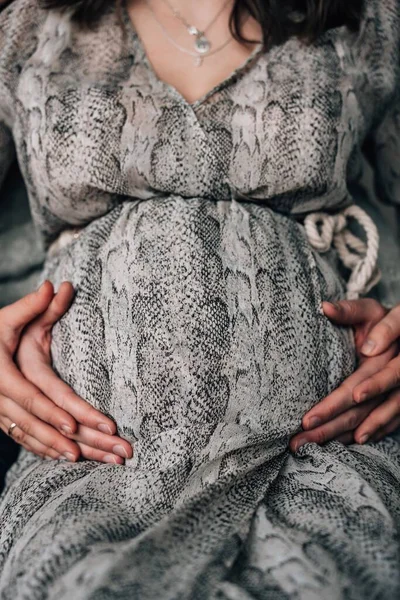 Zbliżenie Brzucha Ciężarnej Kobiety Przytulanymi Dłońmi — Zdjęcie stockowe