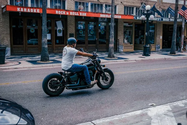 Una Persona Montando Una Bicicleta Través Histórica Tampa Florida — Foto de Stock