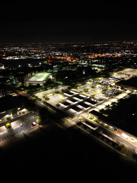 Plano Vertical Aéreo Paisaje Urbano Con Luces Por Noche — Foto de Stock