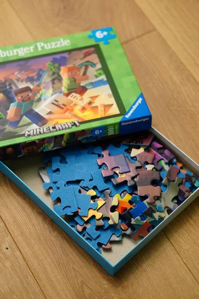 拉文斯伯格 品牌Minecraft拼图在木制表面打开的盒子中的特写 — 图库照片