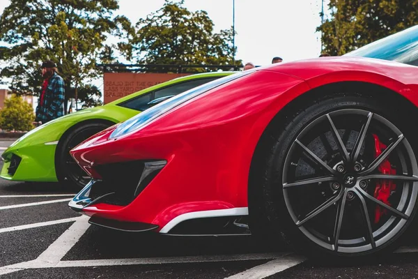 Koło Przednia Część Czerwonego Ferrari Zaparkowane Obok Innych Samochodów Spotkaniu — Zdjęcie stockowe