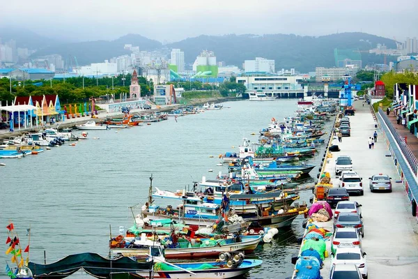 韩国釜山市的一个港口 有五彩缤纷的渔船和汽车 — 图库照片