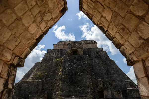 Meksika Daki Antik Maya Şehri Uxmal Düşük Açılı Bir Görüntüsü — Stok fotoğraf