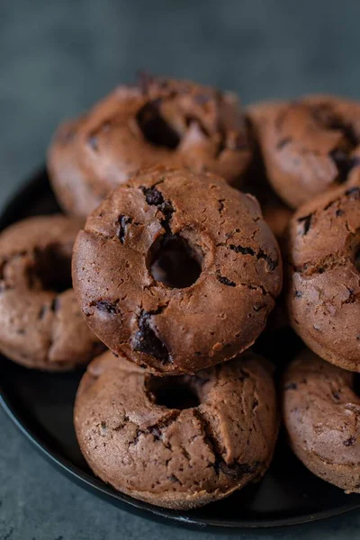 Een Top Uitzicht Van Smakelijke Chocolade Donuts Zwarte Bord — Stockfoto