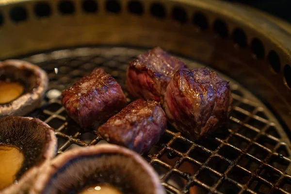 Restorandaki Asya usulü ızgarada pişmiş mantar ve wagyu bifteği.