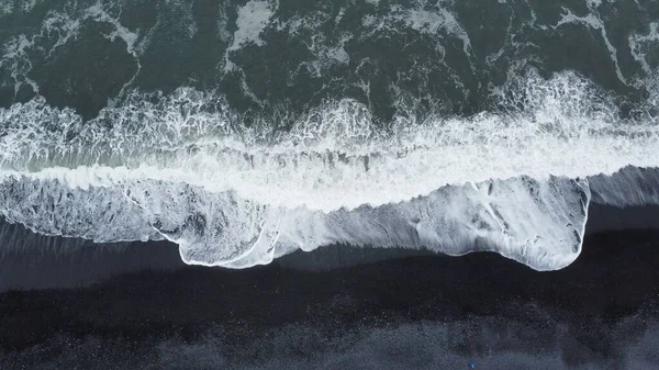 Vzdušný Odstín Velké Vlny Pláži Reynisfjara Islandu — Stock fotografie