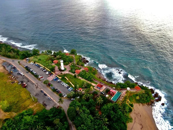 Ein Drohnenblick Auf Die Küste Mit Leuchtturm Und Gebäuden — Stockfoto