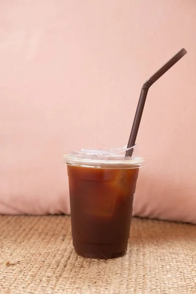 Tiro Vertical Uma Xícara Café Com Uma Palha Preta Fundo — Fotografia de Stock