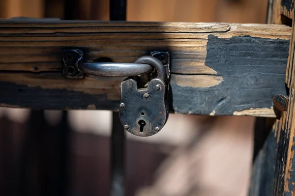ロック付きの古い金属南京錠の詳細野生の西保安官事務所の古い刑務所 — ストック写真
