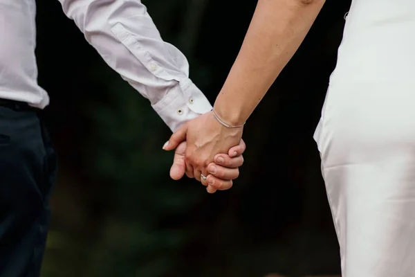 Μια Κοντινή Φωτογραφία Της Νύφης Και Του Γαμπρού Κρατούν Χέρια — Φωτογραφία Αρχείου