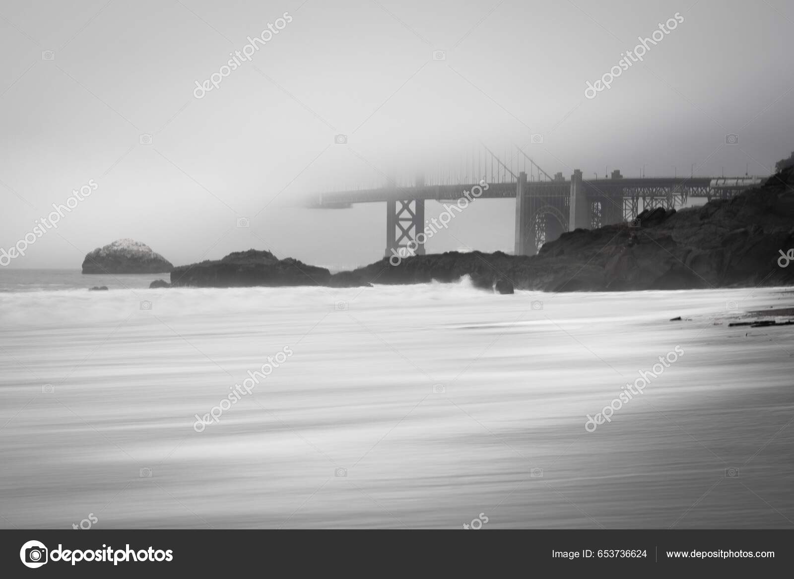 从海滩上看旧金山金门大桥的灰蒙蒙的照片——图库图片© wirestock_creators #653736624, image size:1600x1167