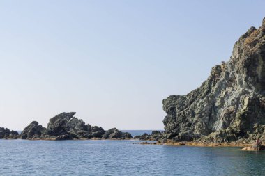 Kayalık plajlı deniz manzarası