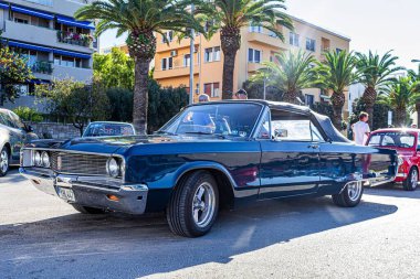 Eski model, Amerikan Chrysler Newport 1968 model açık havada güneşli bir araba.