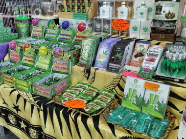 Bir grup kenevir ile ilgili gıda ve ürünler piyasada