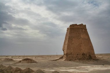 Gansu Eyaleti 'ndeki Çin Seddi' nin bir parçası olan 6 kenarlı bir kulenin tarihi kalıntıları.
