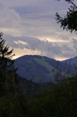 Bulutlu bir gökyüzüne karşı Eibl dağının güzel bir manzarası
