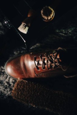 Bulanık bir arkaplanda izole edilmiş erkek deri ayakkabısının dikey çekimi.