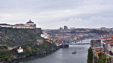 Güzel I. Dom Luis Köprüsü Portekiz 'deki Porto ve Vila Nova de Gaia şehirleri arasında.