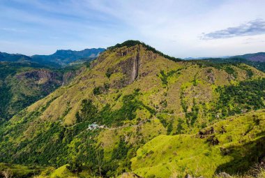 Adam 's Peak' in manzarası - Sri Lanka 'nın merkezinde yer alan yüksek konik dağ