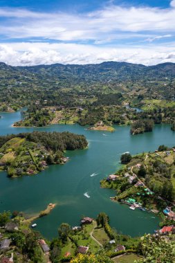 Guatape 'de gölleri ve yemyeşil bitkileri olan bir arazinin dikey hava görüntüsü