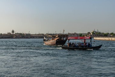 Deira ve Bur Dubai 'yi ikiye bölen Dubai Deresi' ndeki geleneksel bir tekne olan Abra 'nın manzarası.