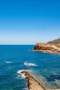 Korbous, Tunus kıyısındaki kayalık kayalıkların olduğu bir deniz manzarası.