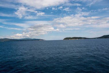 Amaliapoli 'den Yunanistan' daki Skiathos adalarına giderken mavi denizin güzel bir görüntüsü.