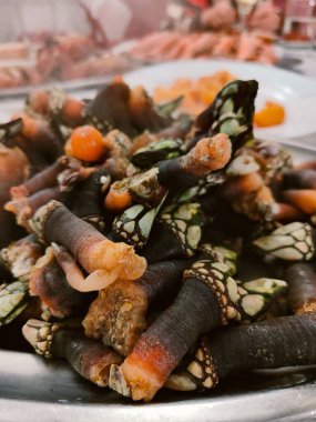 Çelik tabakta servis edilen Kaz midyelerinin yakın çekimi - deniz ürünleri konsepti, dikey çekim