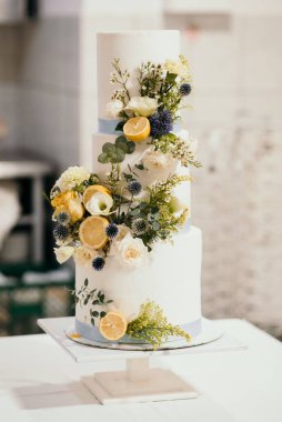 Çiçekli bir pastanın dikey görüntüsü.