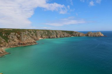 İngiltere 'nin güneybatısındaki Cornwall' ın kayalık bir sahilinin hava görüntüsü.