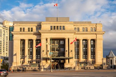 Ottawa, Ontario - 18 Ekim 2022: Ottawa şehir merkezindeki Rideau Caddesi 'ndeki Kanada Senatosu hükümet binası. Hükümet Konferans Merkezi