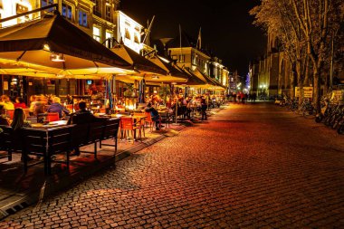 Hertogenbosch, Den Bosch, Hollanda şehir merkezindeki kafelerde güzel bir gece fotoğrafı.