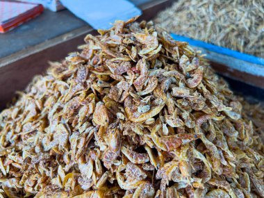 Asya pazarında küçük kurumuş balıkların yakın çekimi.