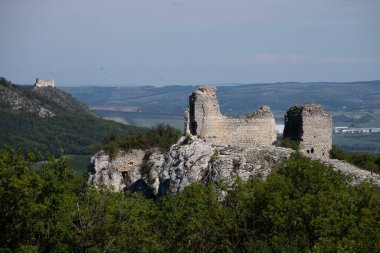Çek Cumhuriyeti 'nin Güney Moravya bölgesindeki Palava' da iki ortaçağ şatosu harabesi