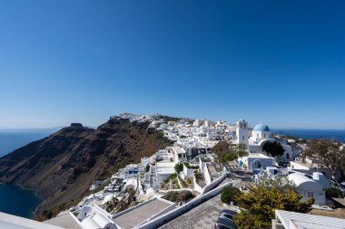 Santorini adasının binalarla çevrili havadan görüntüsü.
