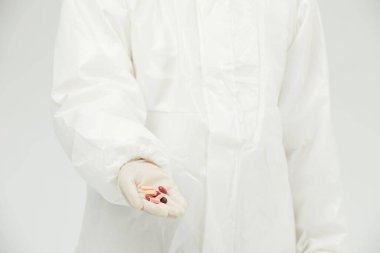 Üniformalı ve eldivenli bir doktor uyuşturucu taşıyor.