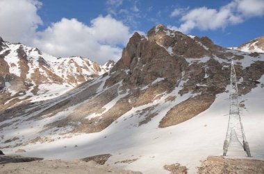 Eriyen karla Afganistan 'ın güzel bir manzarası.