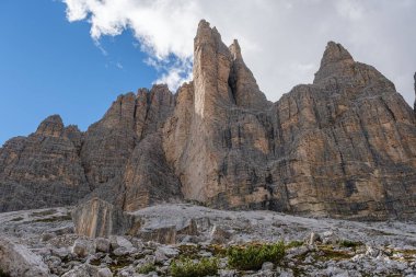 Güney Tyrol, İtalya 'da mavi gökyüzü ve güzel bulutlarla Tre Cime de Lavaredo dağlarının fantastik panoramik manzarası